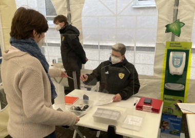 FSV 63 Luckenwalde unterstützt Corona-Test-Zentrum bei der Spitzweg-Apotheke in der Fontanestraße 8