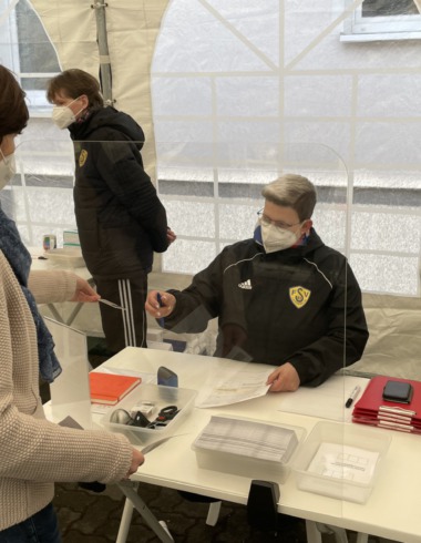 FSV 63 Luckenwalde unterstützt Corona-Test-Zentrum bei der Spitzweg-Apotheke in der Fontanestraße 15