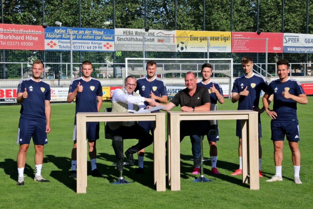 DIE LUCKENWALDER verlängern Sponsoringvertrag und bleiben Brustsponsor der Regionalligamannschaft 2
