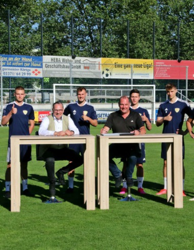 DIE LUCKENWALDER verlängern Sponsoringvertrag und bleiben Brustsponsor der Regionalligamannschaft 11