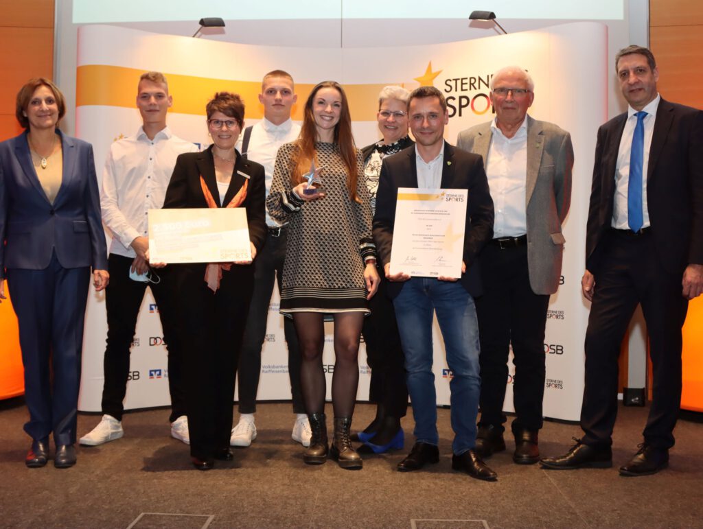 CORONA-ENGAGEMENT DES FSV ERHÄLT „GROSSEN STERN DES SPORTS“ IN SILBER 9 CORONA-ENGAGEMENT DES FSV ERHÄLT „GROSSEN STERN DES SPORTS“ IN SILBER 9