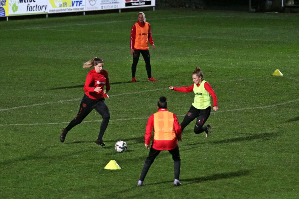 Frauenmannschaft von Bayer 04 Leverkusen im Seele 8