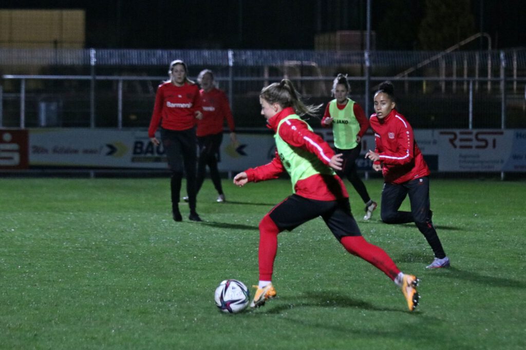 Frauenmannschaft von Bayer 04 Leverkusen im Seele 11