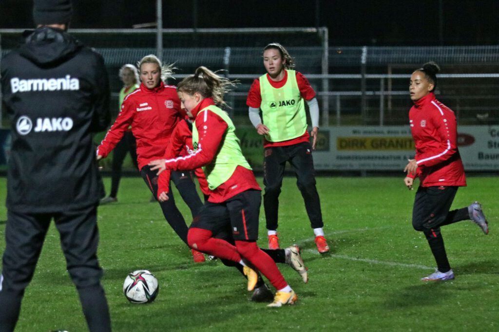Frauenmannschaft von Bayer 04 Leverkusen im Seele 12