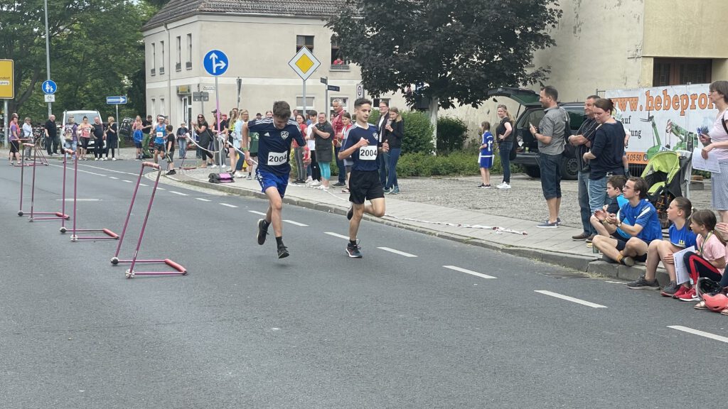 FSV-Männerstaffel gewinnt beim Turmfestlauf 4 FSV-Männerstaffel gewinnt beim Turmfestlauf 4