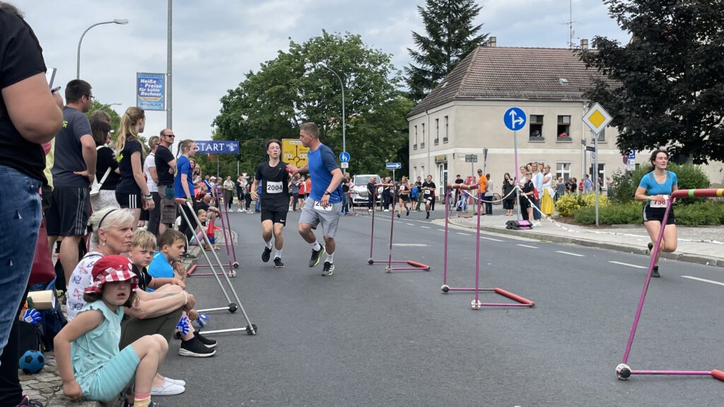 FSV-Männerstaffel gewinnt beim Turmfestlauf 6 FSV-Männerstaffel gewinnt beim Turmfestlauf 6