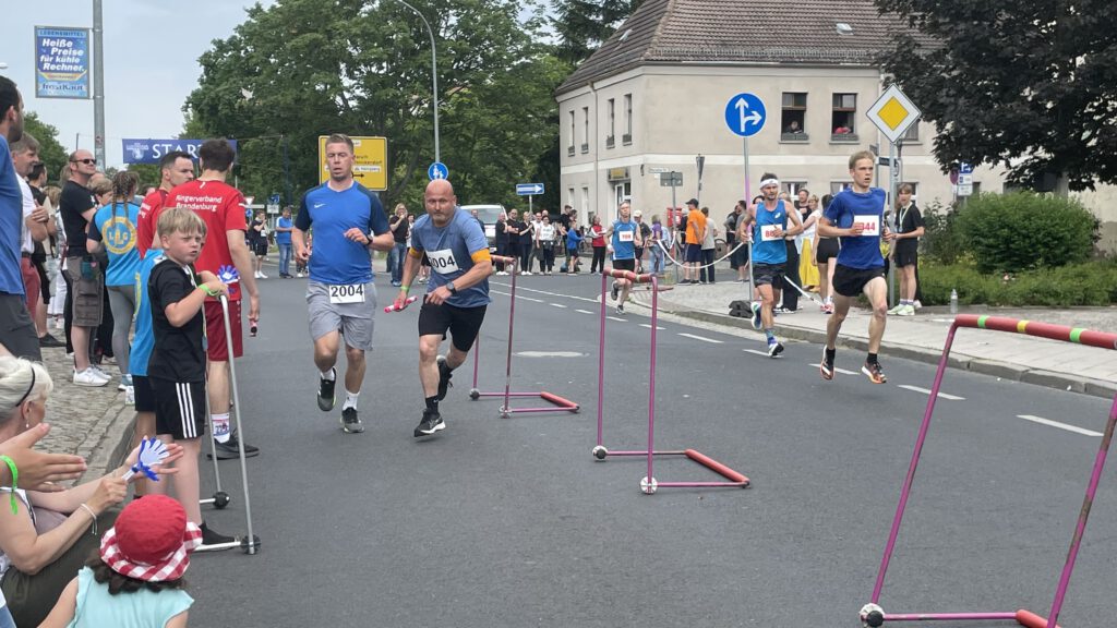 FSV-Männerstaffel gewinnt beim Turmfestlauf 7 FSV-Männerstaffel gewinnt beim Turmfestlauf 7