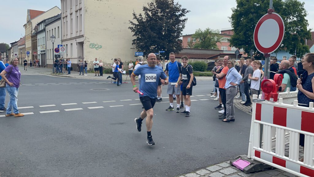 FSV-Männerstaffel gewinnt beim Turmfestlauf 8 FSV-Männerstaffel gewinnt beim Turmfestlauf 8