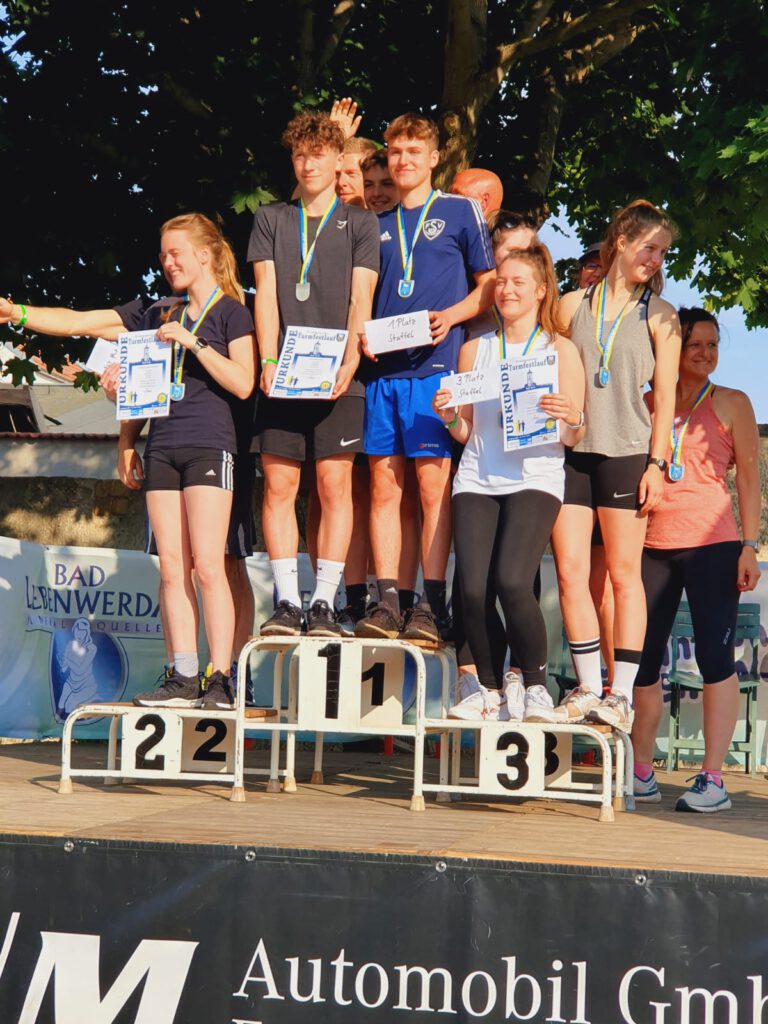 FSV-Männerstaffel gewinnt beim Turmfestlauf 9 FSV-Männerstaffel gewinnt beim Turmfestlauf 9