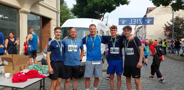 FSV-Männerstaffel gewinnt beim Turmfestlauf 1