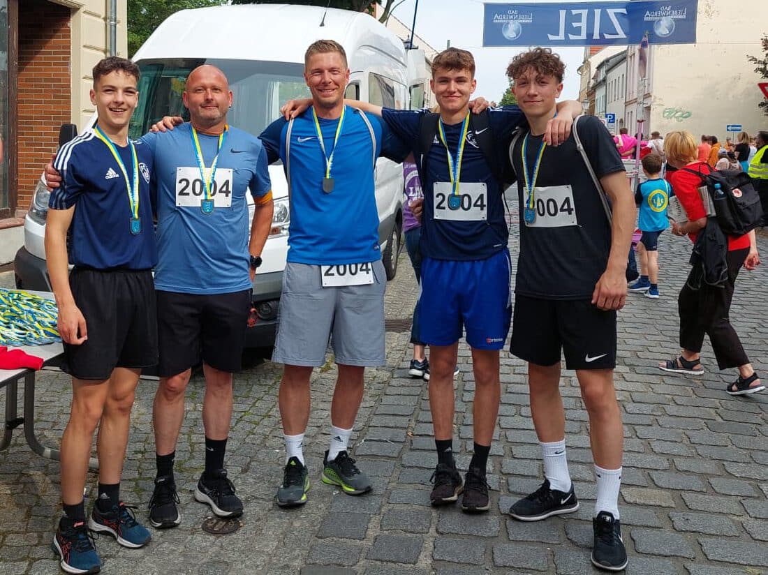 FSV-Männerstaffel gewinnt beim Turmfestlauf 2 FSV-Männerstaffel gewinnt beim Turmfestlauf 2