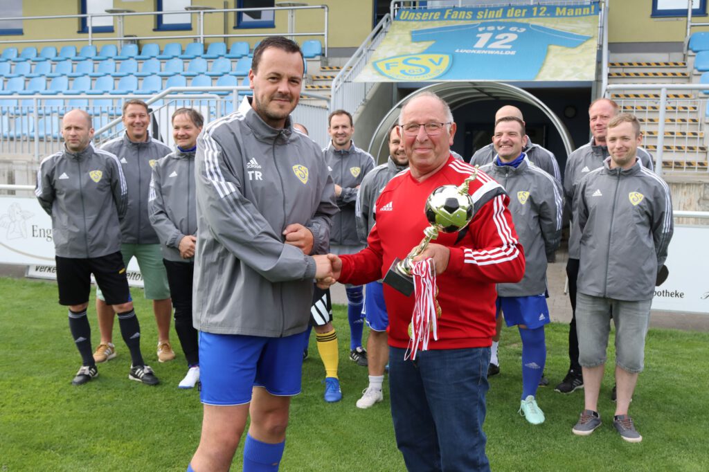 Pokalübergabe für unser Freizeitligateam 2 Pokalübergabe für unser Freizeitligateam 2