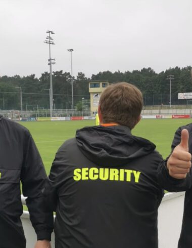 Vereinsordner erhalten neue Regenjacken 4