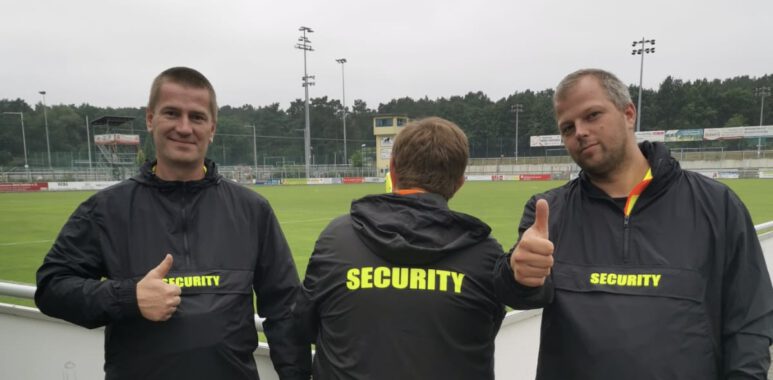 Vereinsordner erhalten neue Regenjacken 1