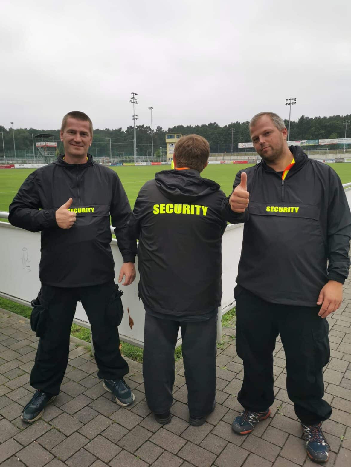 Vereinsordner erhalten neue Regenjacken 2