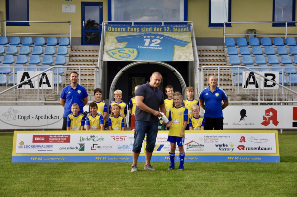 Sponsor Wellvitale übergibt Überraschung an E-Junioren 2