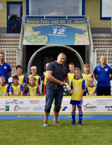 Sponsor Wellvitale übergibt Überraschung an E-Junioren 23