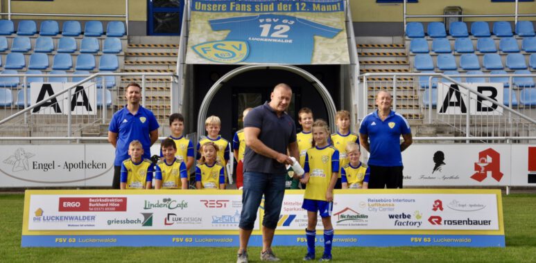 Sponsor Wellvitale übergibt Überraschung an E-Junioren 1