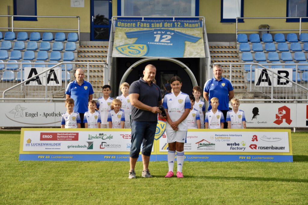 Sponsor Wellvitale übergibt Überraschung an E-Junioren 3