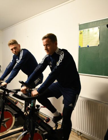 Sponsor Dennis Rothe übergibt drei Indoor X-TREME Sport Bikes an den FSV 21