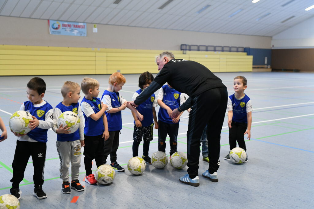 Kinder des elements Fussballkindergartens erhalten Trikots 7