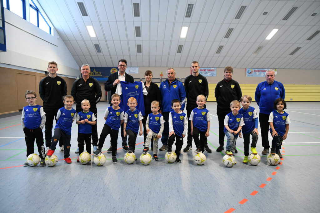 Kinder des elements Fussballkindergartens erhalten Trikots 2