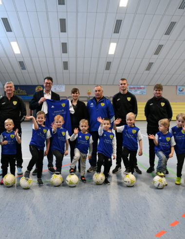 Kinder des elements Fussballkindergartens erhalten Trikots 19