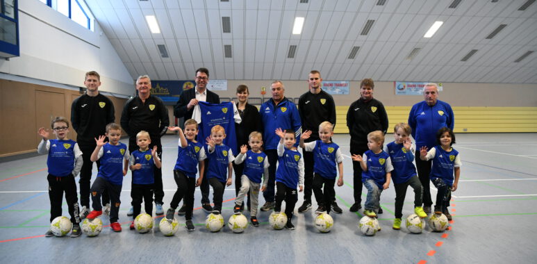 Kinder des elements Fussballkindergartens erhalten Trikots 1