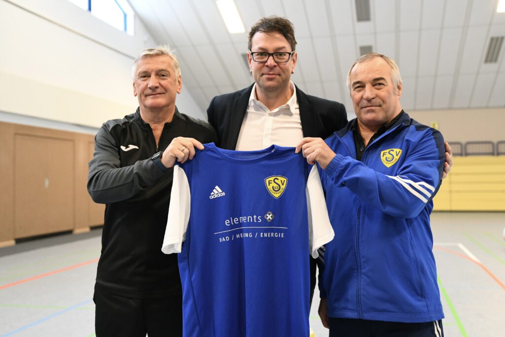 Kinder des elements Fussballkindergartens erhalten Trikots 4