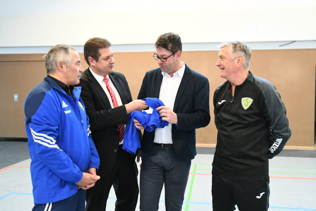 Kinder des elements Fussballkindergartens erhalten Trikots 6