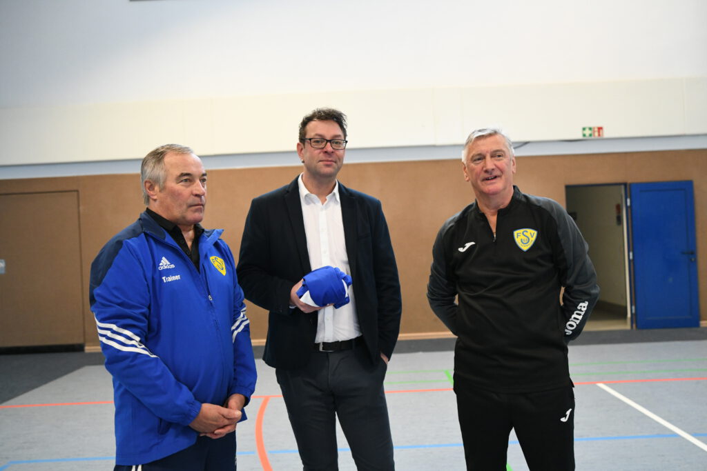 Kinder des elements Fussballkindergartens erhalten Trikots 5