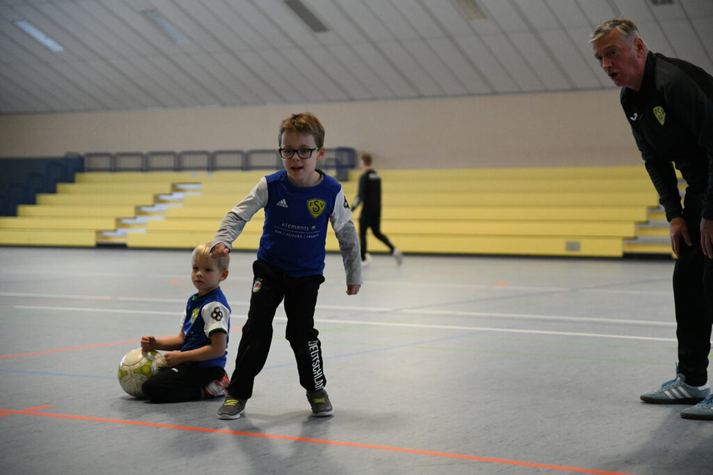 Kinder des elements Fussballkindergartens erhalten Trikots 8