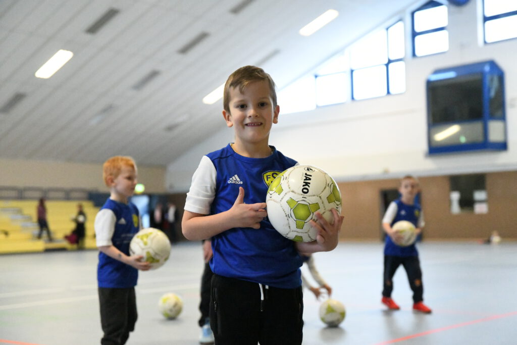 Kinder des elements Fussballkindergartens erhalten Trikots 9