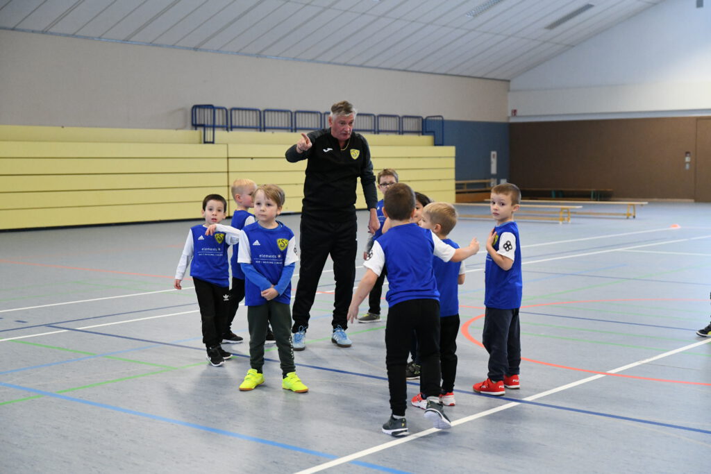 Kinder des elements Fussballkindergartens erhalten Trikots 10