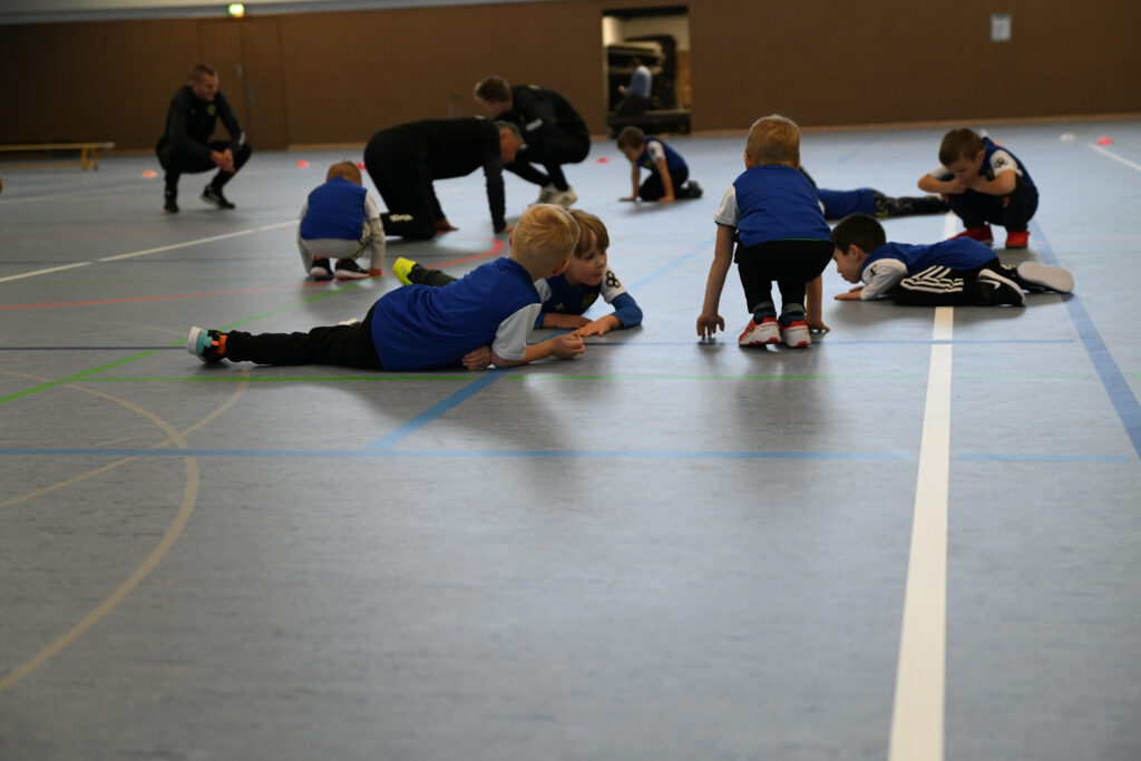 Kinder des elements Fussballkindergartens erhalten Trikots 12