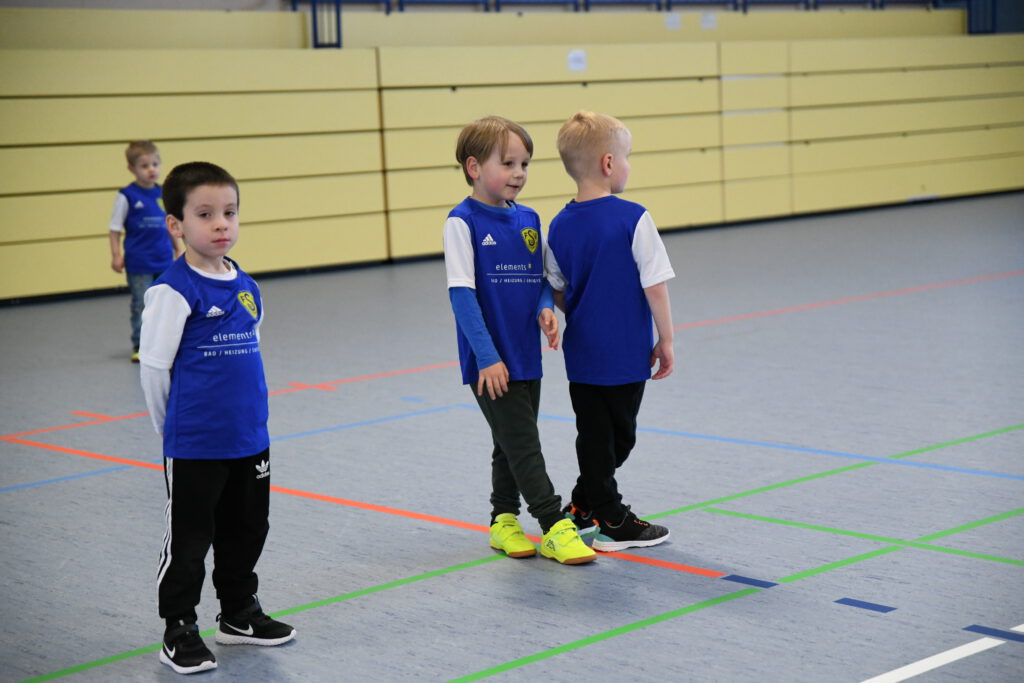 Kinder des elements Fussballkindergartens erhalten Trikots 15