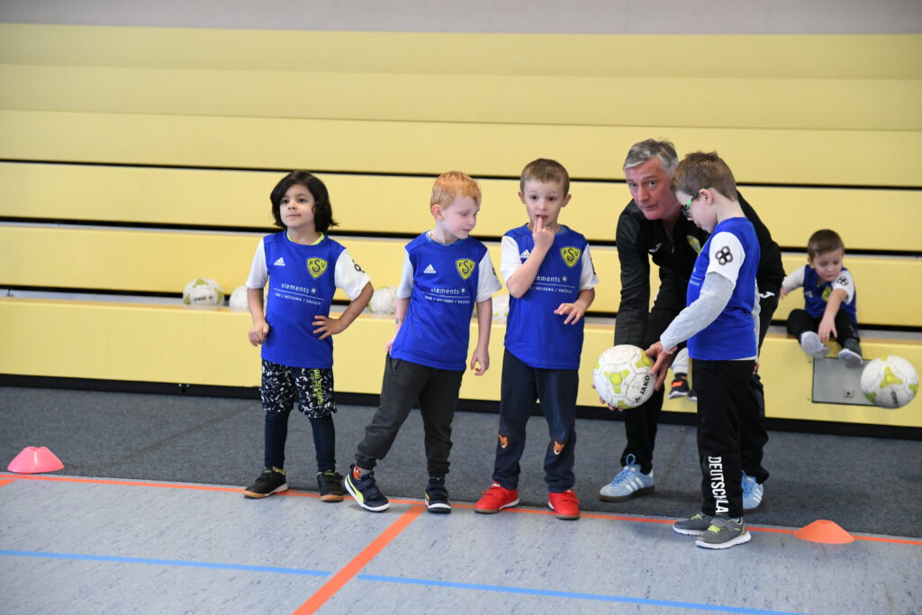 Kinder des elements Fussballkindergartens erhalten Trikots 16