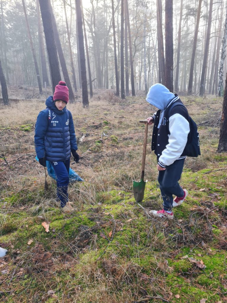 Baumpflanzung als gemeinsames Projekt der Kooperationspartner Jahn-Oberschule und FSV 4