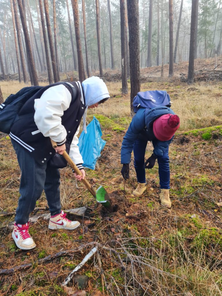 Baumpflanzung als gemeinsames Projekt der Kooperationspartner Jahn-Oberschule und FSV 3