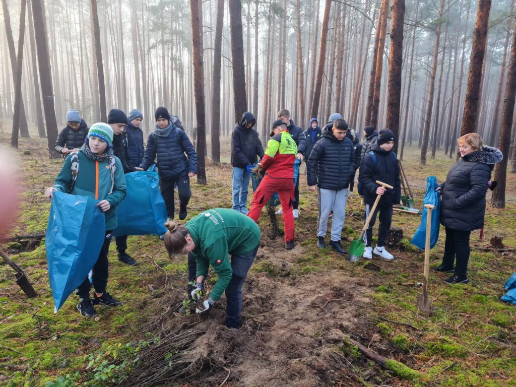 Baumpflanzung als gemeinsames Projekt der Kooperationspartner Jahn-Oberschule und FSV 2