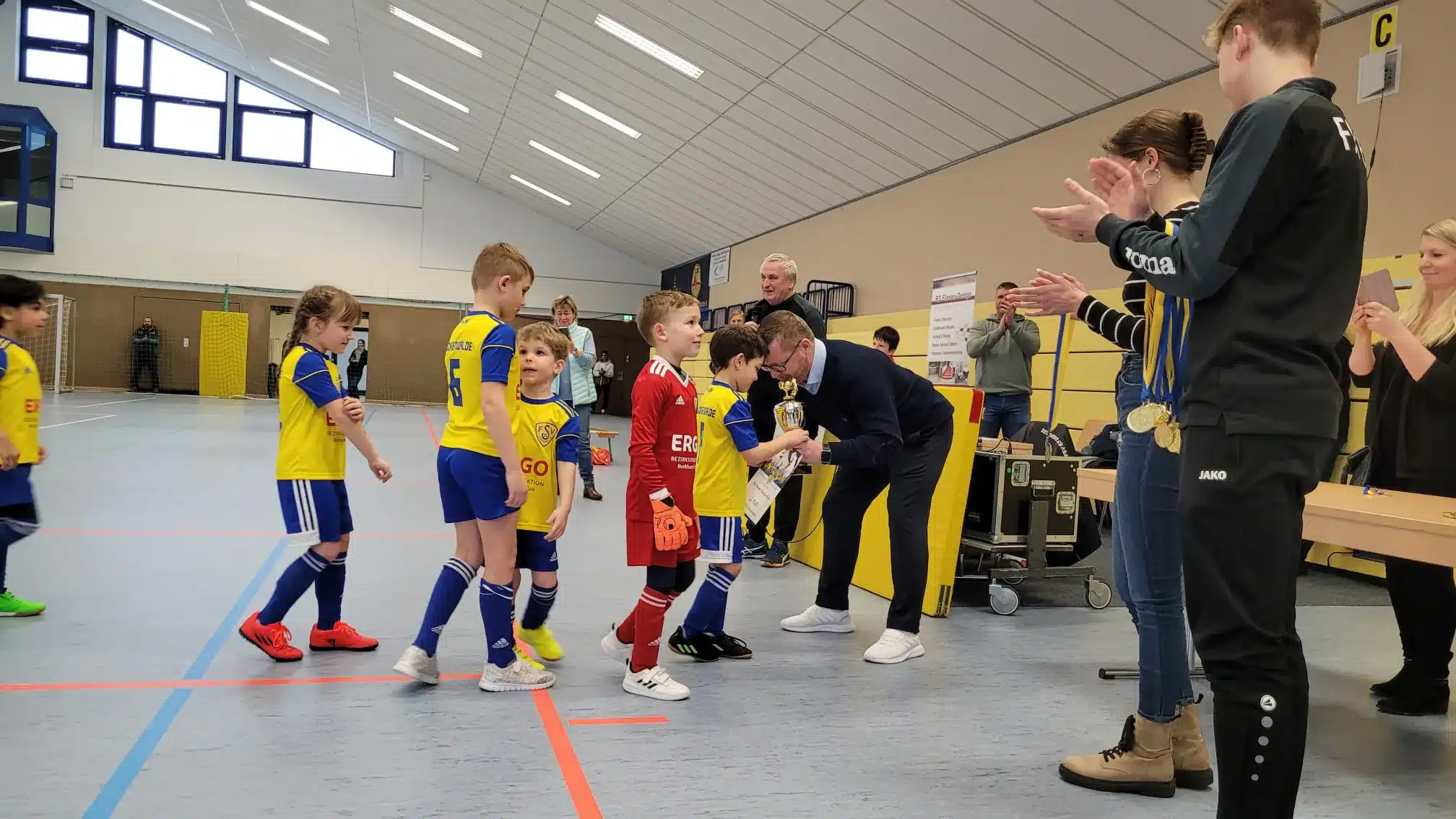 Bambinies aus Jüterbog siegen beim RS Fliesen-Design-Cup 10 Bambinies aus Jüterbog siegen beim RS Fliesen-Design-Cup 10