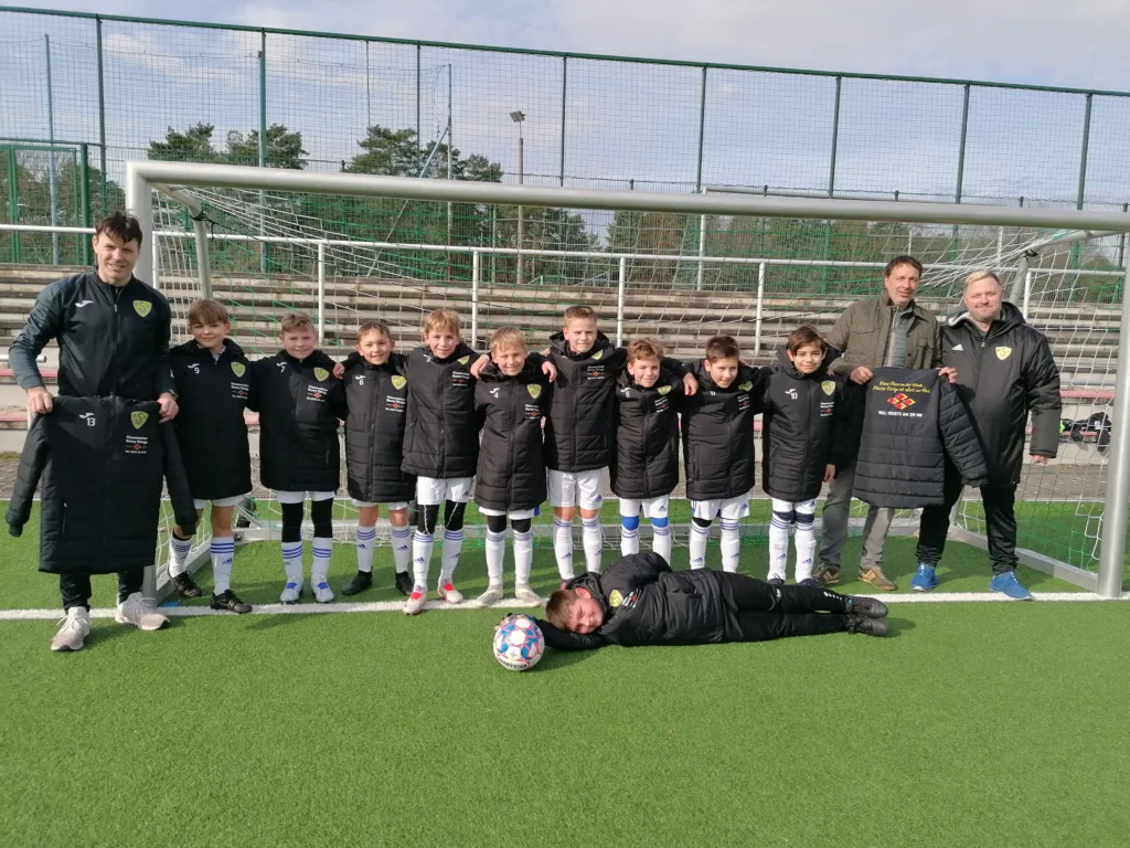 Übergabe der Wärmejacken an die E1-Junioren 2