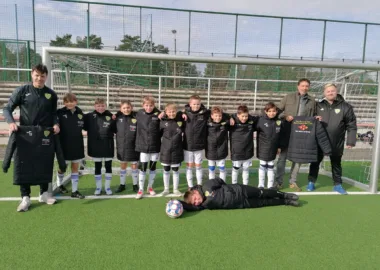 Übergabe der Wärmejacken an die E1-Junioren 3