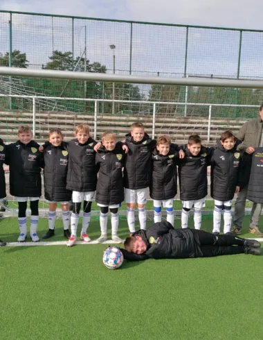 Übergabe der Wärmejacken an die E1-Junioren 9