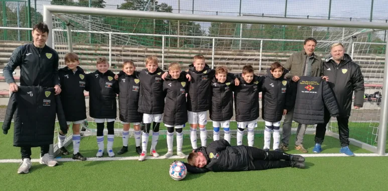 Übergabe der Wärmejacken an die E1-Junioren 1