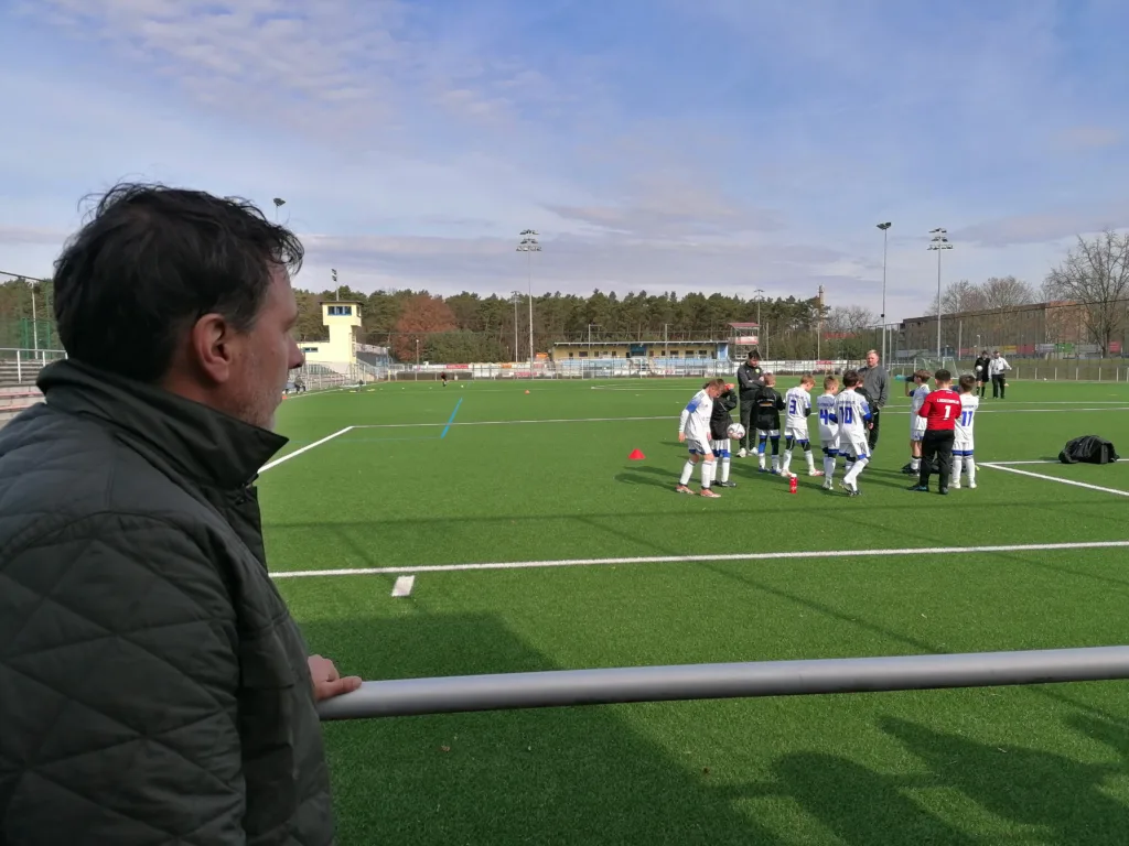 Übergabe der Wärmejacken an die E1-Junioren 3