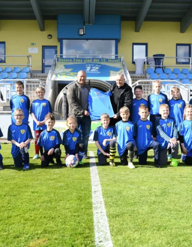 Sponsor Wellvitale übergibt Trainingsshirts 5