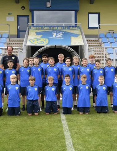 Sponsor TAXI Wolter übergibt Aufwärmshirts an die D-Junioren 4