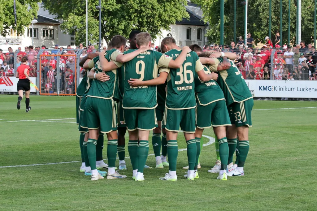 Ein Höhepunkt der bisherigen Zusammenarbeit mit dem 1.FC Union und in der Vorbereitung für den FSV 63 12 Ein Höhepunkt der bisherigen Zusammenarbeit mit dem 1.FC Union und in der Vorbereitung für den FSV 63 11