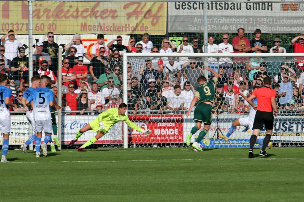 Ein Höhepunkt der bisherigen Zusammenarbeit mit dem 1.FC Union und in der Vorbereitung für den FSV 63 23 Ein Höhepunkt der bisherigen Zusammenarbeit mit dem 1.FC Union und in der Vorbereitung für den FSV 63 22